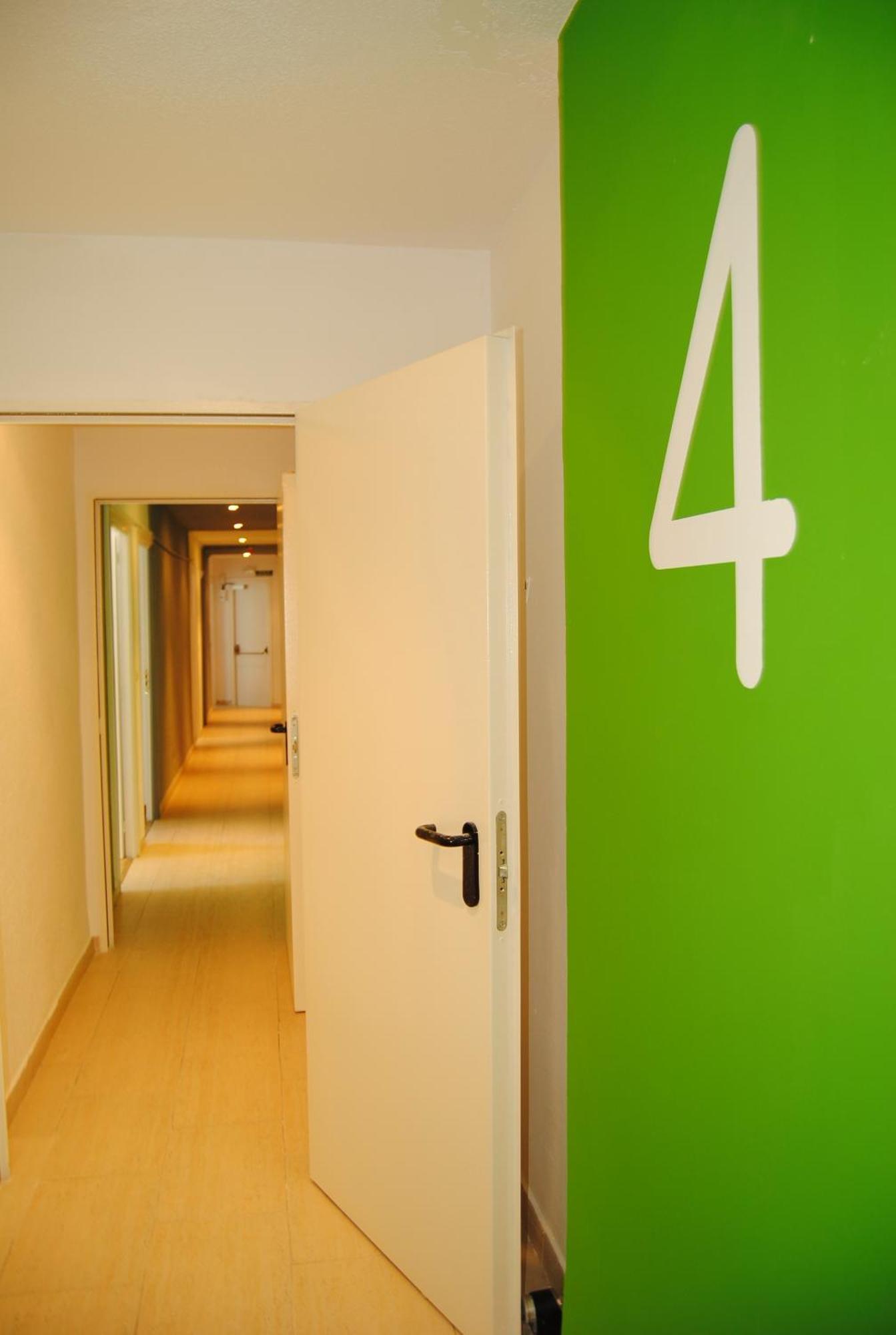 Euromadrid Hostel Екстериор снимка