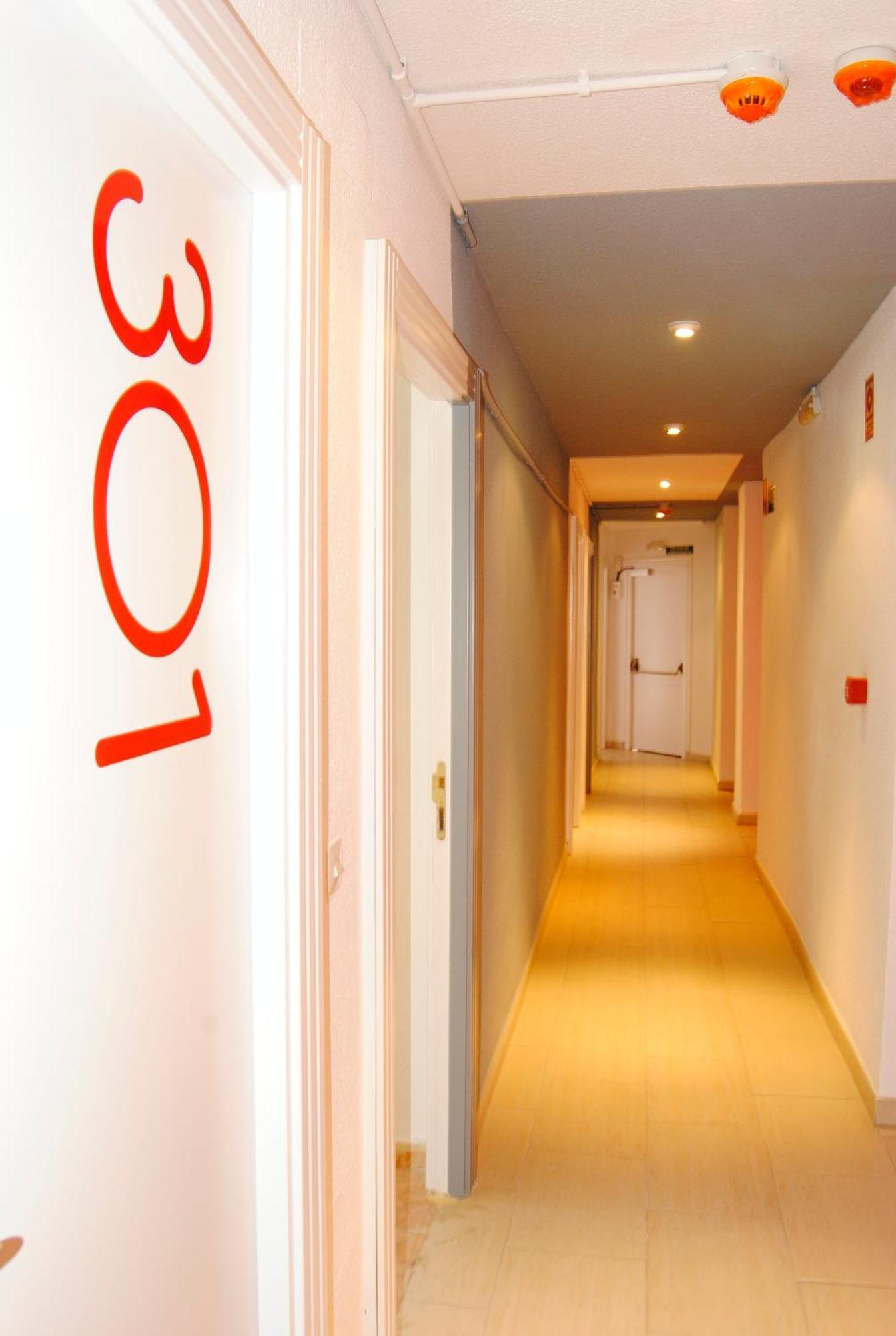 Euromadrid Hostel Екстериор снимка